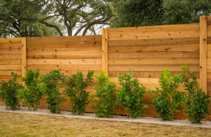 Hàng rào sân vườn bằng gỗ xếp ngang dọc đẹp
