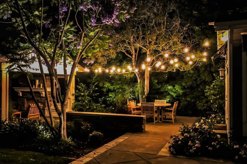 Năm 2024, đèn trang trí sân vườn đã trở thành một phần không thể thiếu để tạo ra không gian sống đẹp mắt và tiện nghi. Hãy tận hưởng không gian sống hiện đại với các mẫu đèn trang trí sân vườn đơn giản nhưng sang trọng và rất đẹp mắt.