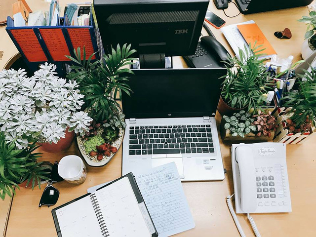 Trang trí bàn làm việc văn phòng giúp bạn tăng năng suất làm việc