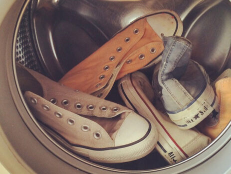 Có nên giặt giày bằng máy giặt không?