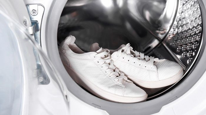 Có nên giặt giày bằng máy giặt không?