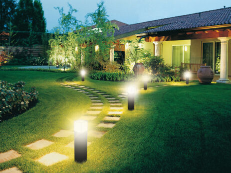 Làm cho không gian sân vườn độc đáo và ấm cúng hơn với trụ đèn trang trí