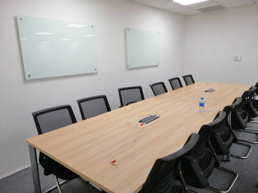 Có nên lắp đặt bảng trắng treo tường cho phòng họp văn phòng hay không?