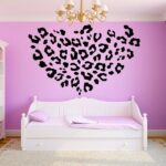 Decal dán tường phòng ngủ vợ chồng giúp phòng ngủ thêm lãng mạn