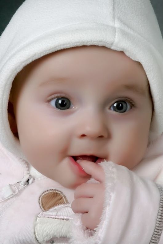 Những bức tranh em bé đáng yêu sẽ khiến bạn muốn ôm chặt con của mình hơn. Hãy bấm vào hình ảnh liên quan để khám phá các bức tranh này!