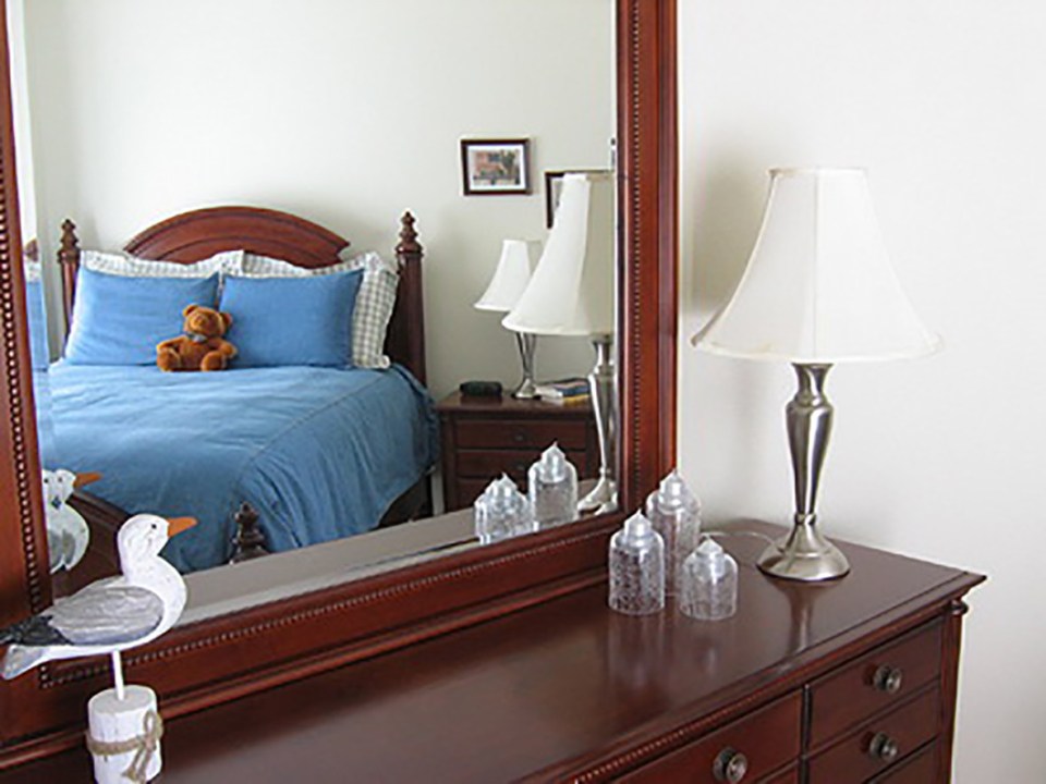 Cách đặt hướng gương trong phòng ngủ hợp phong thủy mang đến sự an nhiên cho gia chủ
