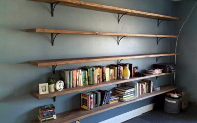 Kệ gỗ treo tường giúp không gian văn phòng của bạn trở nên sáng tạo