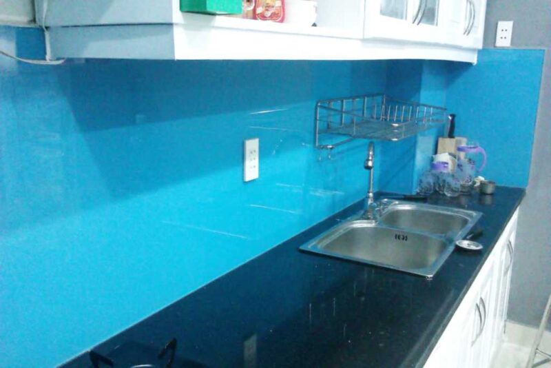 Tổng hợp một số mẫu kính ốp bếp màu xanh dương cho phòng bếp gia đình bạn