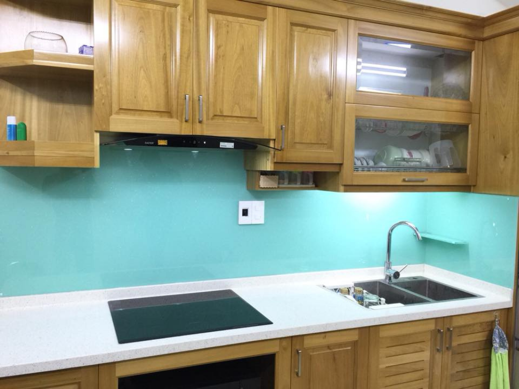 Tổng hợp một số mẫu kính ốp bếp màu xanh ngọc cho phòng bếp gia đình bạn