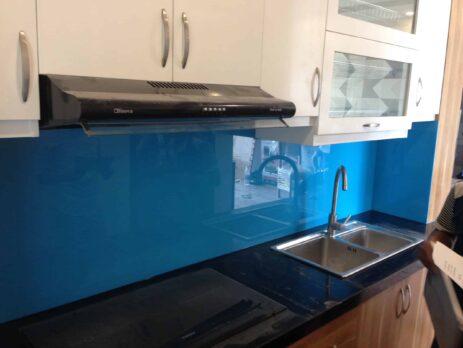 Tổng hợp một số mẫu kính ốp bếp màu xanh dương cho phòng bếp gia đình bạn