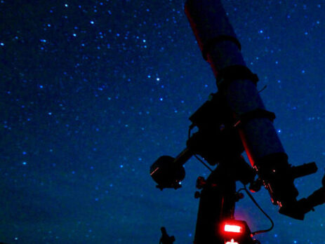 Mẫu kính thiên văn ngắm sao vào ban đêm