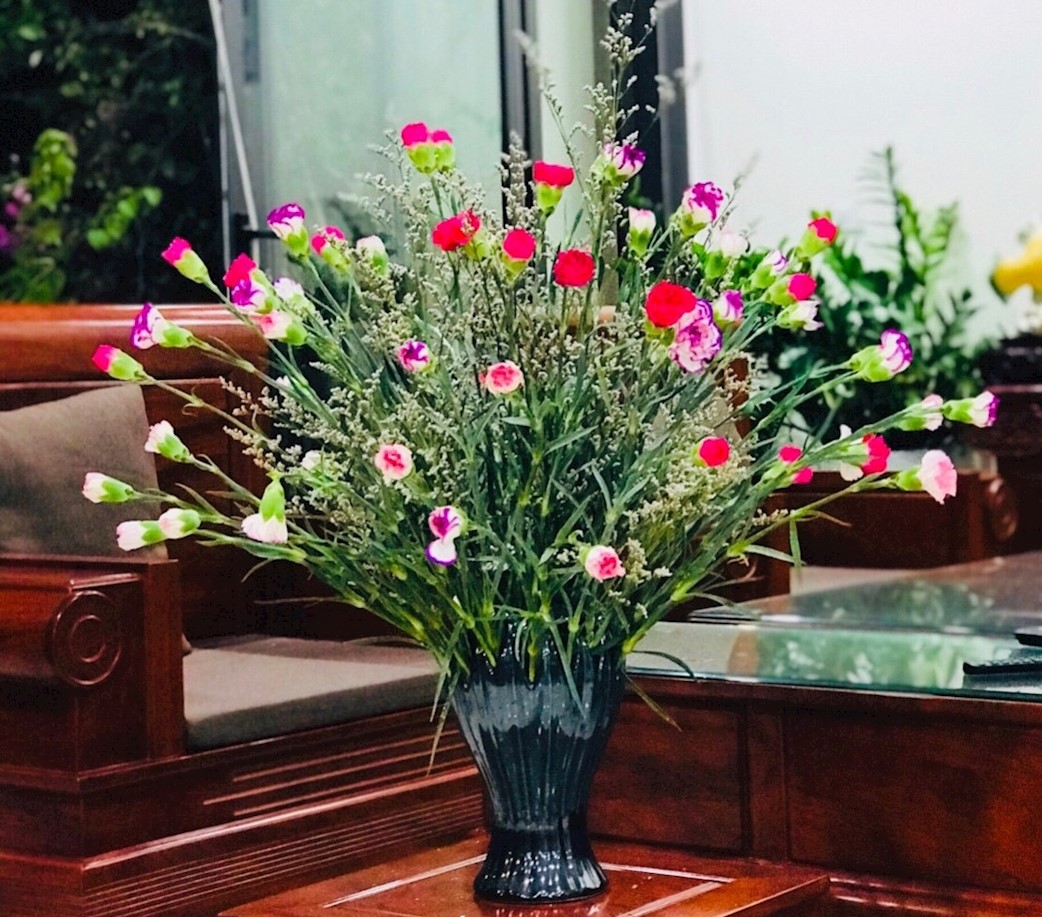 Mẫu bình này phù hợp dùng để trang trí cùng nhiều loại hoa giúp trang hoàng cho nội thất phòng khách ngày càng nên lộng lẫy