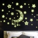 Dùng đèn dạ quang trang trí phòng ngủ giúp phòng bạn bừng sáng lung linh hơn