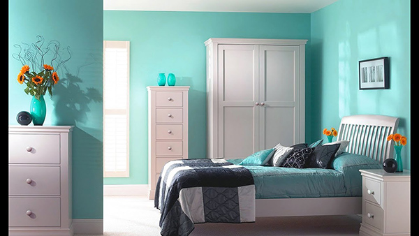 Phòng ngủ màu xanh ngọc ích được thể hiện qua màu sơn tường và ga trải giường. Tủ quần áo tủ đầu giường giường ngủ phủ sơn trắng tạo nên một tổng thể hài hòa 