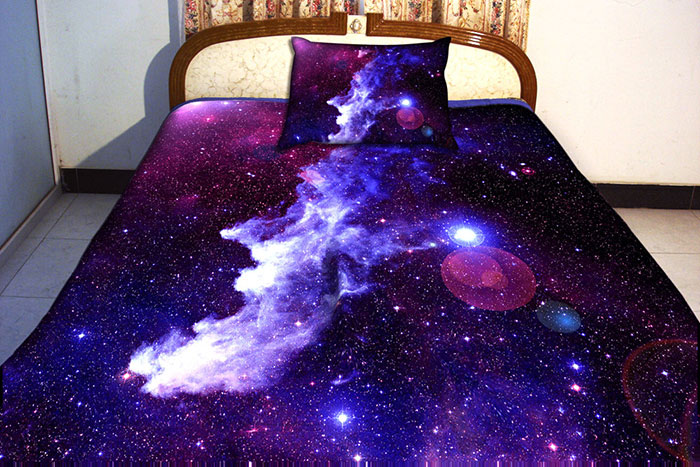 trang trí phòng ngủ vũ trụ trên giường