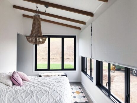 Cách trang trí phòng ngủ có 2 cửa sổ giúp không gian thêm thoải mái và yên bình