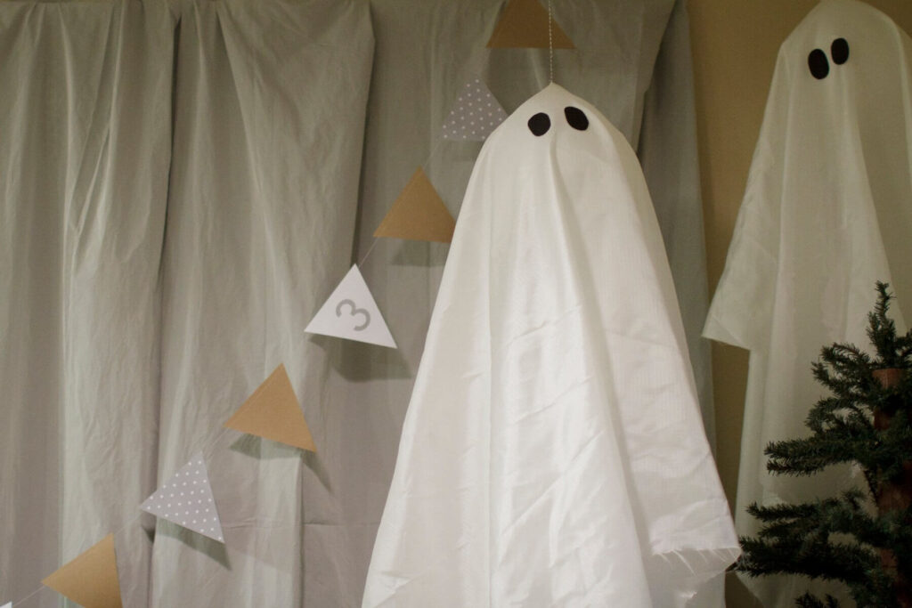 Những gợi ý giúp bạn trang trí phòng ngủ halloween thêm huyền bí kỳ ảo 