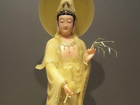 Tìm hiểu ưu điểm và nhược điểm của tượng Phật làm bằng sứ và tượng Phật đá