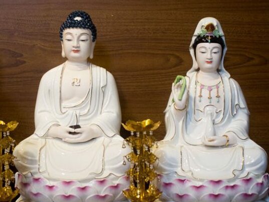 Tìm hiểu ưu điểm và nhược điểm của tượng Phật làm bằng sứ và tượng Phật đá