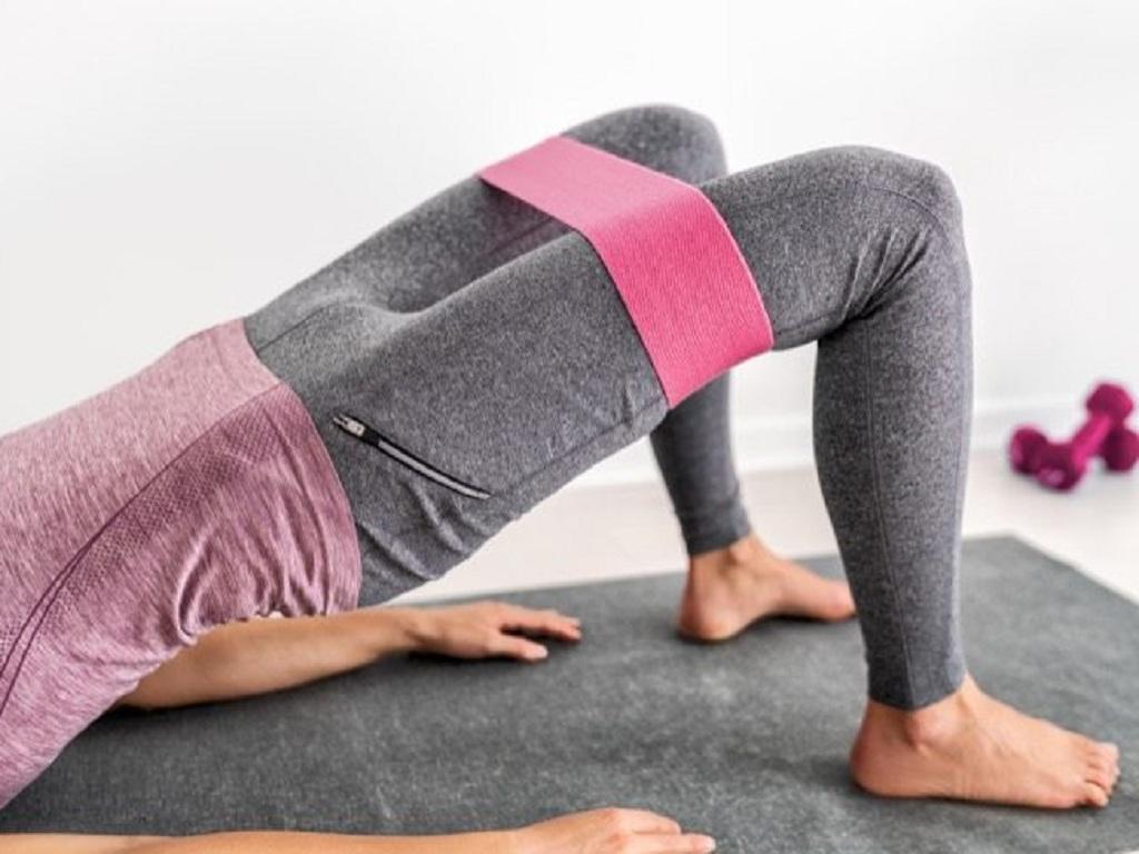 Tập Yoga trên thảm Yoga